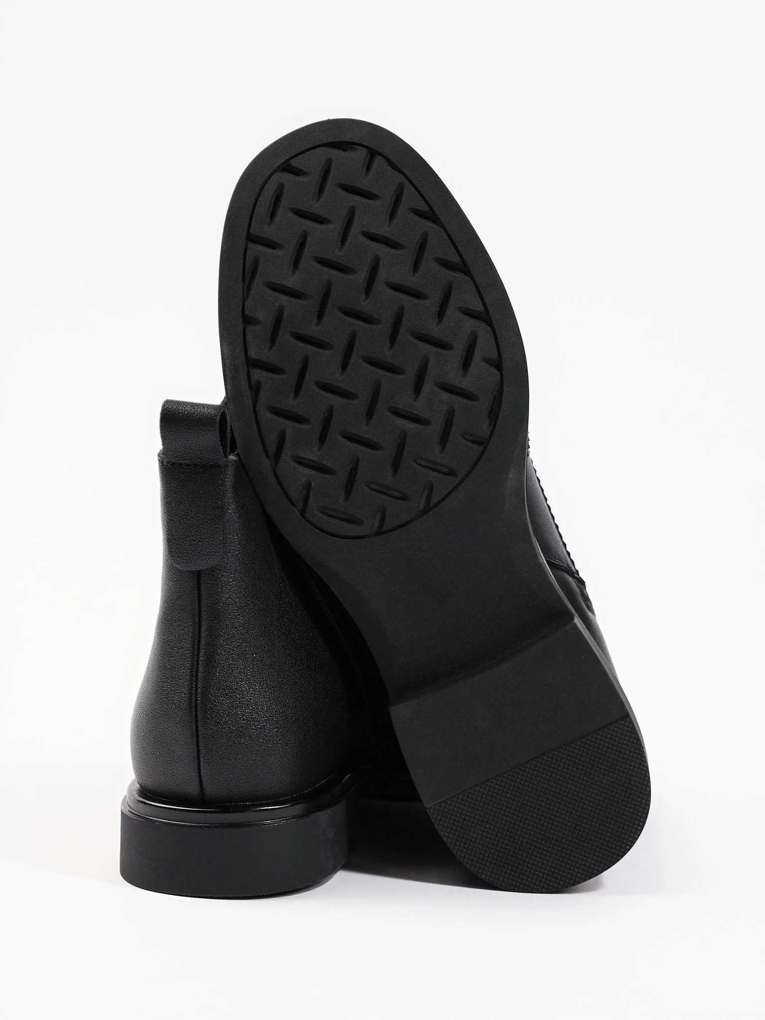 Ботинки-дерби черного цвета с декоративной перфорацией из натуральной кожи